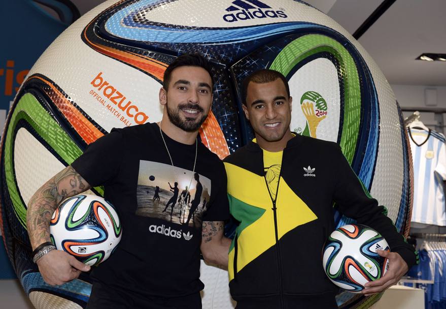 In posa insieme a Lucas Moura col pallone ufficiale per i mondiali 2014, il 